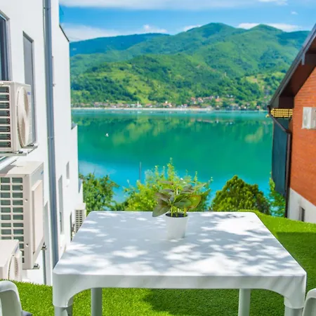 Royal Terrace 아파트 코니츠