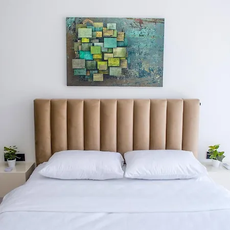 Royal Terrace Apartment *