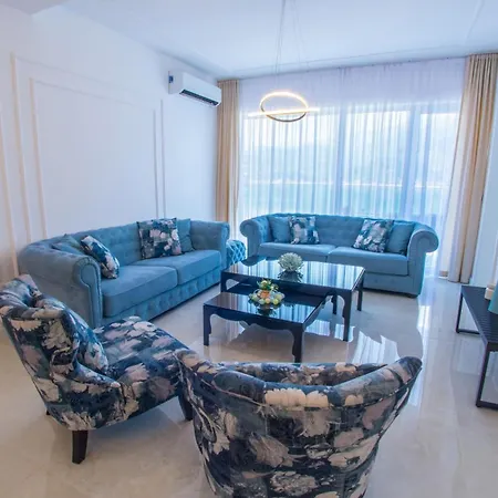 Royal Terrace Apartment *