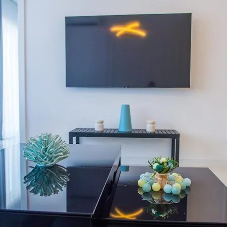 Royal Terrace Apartment *